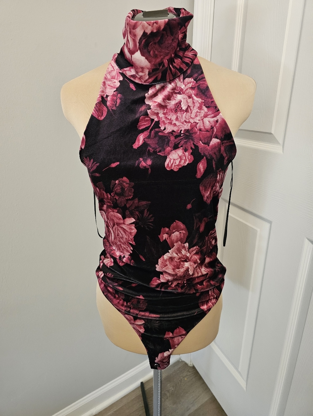 Express NWT  Pink Floral High-Neck Bodysuit on Black SZ M